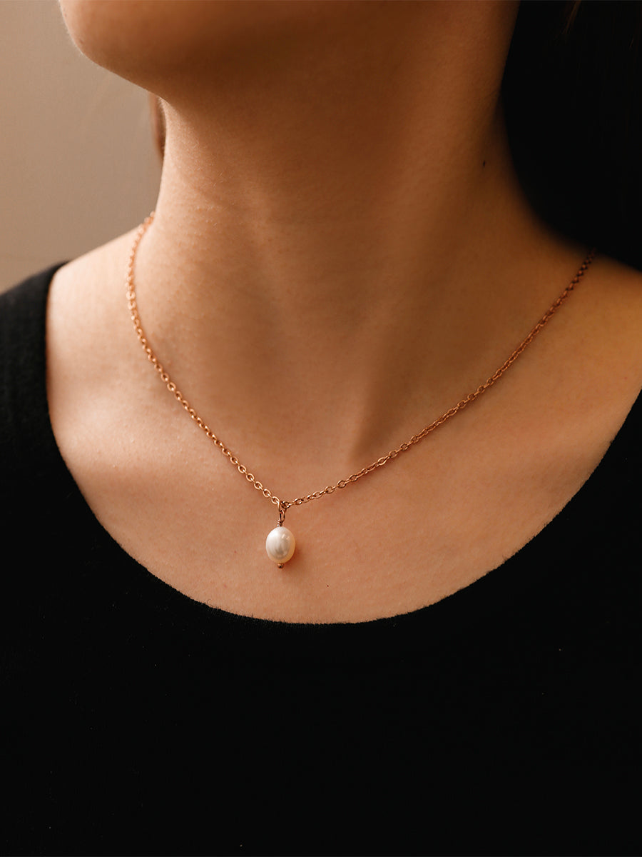 Collar Fino con Perla Colgante