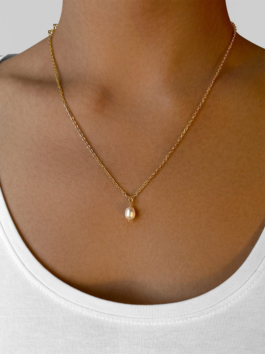 Collar Fino con Perla Colgante