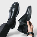 Ernesto | Mocasines Negros de Cuero Brogue Slip-On con Suela Gruesa para Hombre