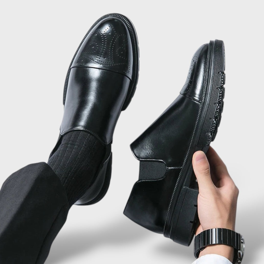 Ernesto | Mocasines Negros de Cuero Brogue Slip-On con Suela Gruesa para Hombre