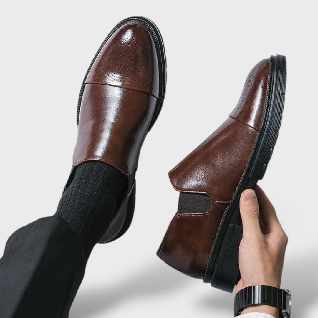 Ernesto | Mocasines Negros de Cuero Brogue Slip-On con Suela Gruesa para Hombre
