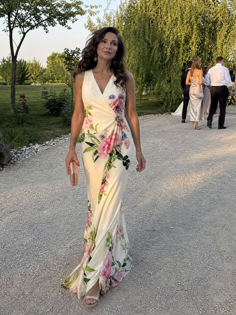 Vestido Largo de Madrina Floral con Escote V y Sin Mangas