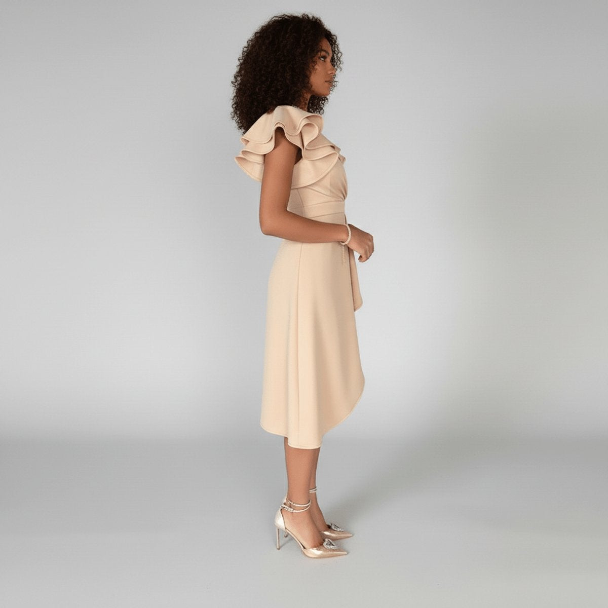 Vestido de Invitada Otoño con Volantes Escote Asimétrico