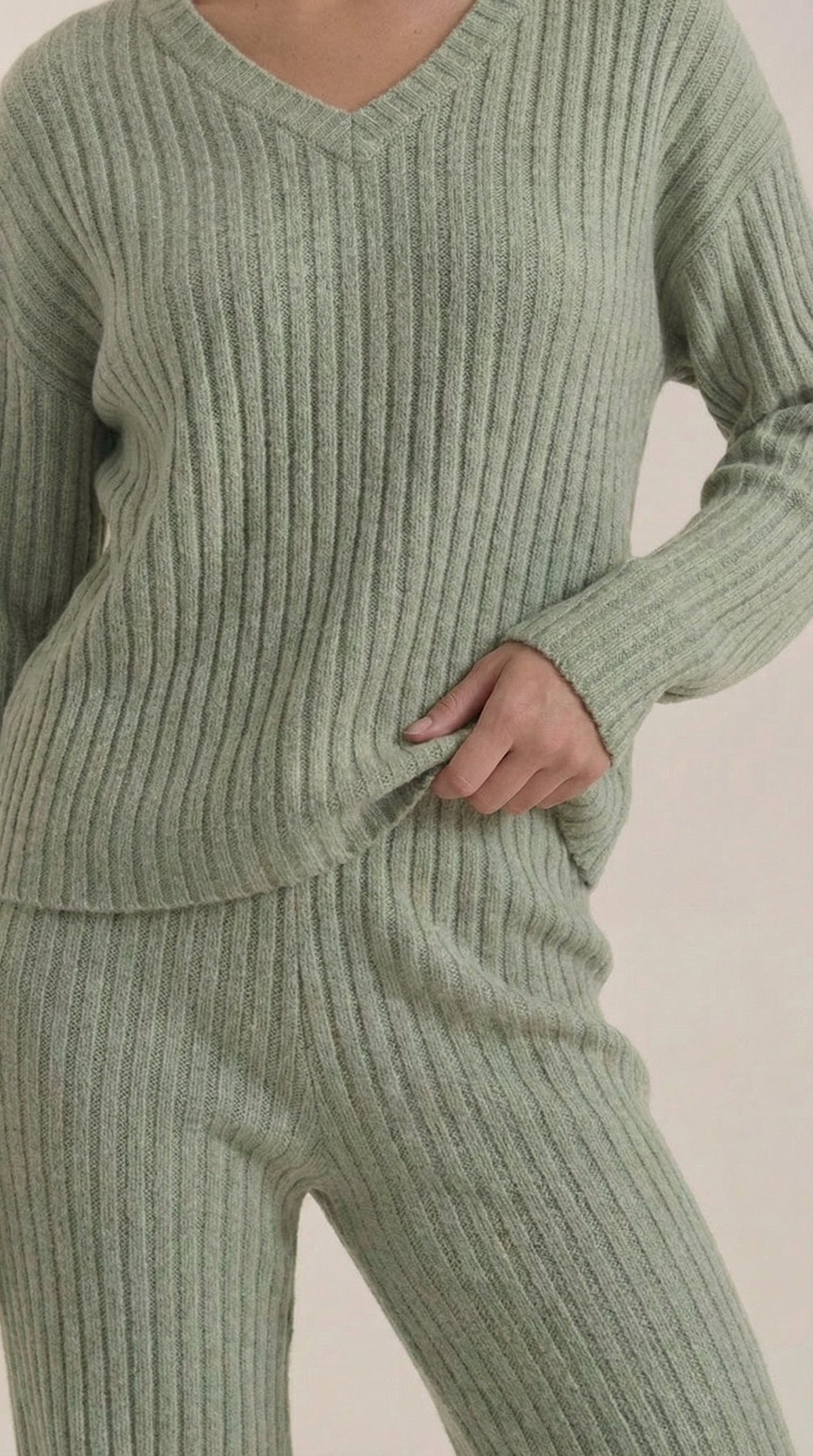 Bea | Conjunto de Punto Acanalado con Escote en V Mujer